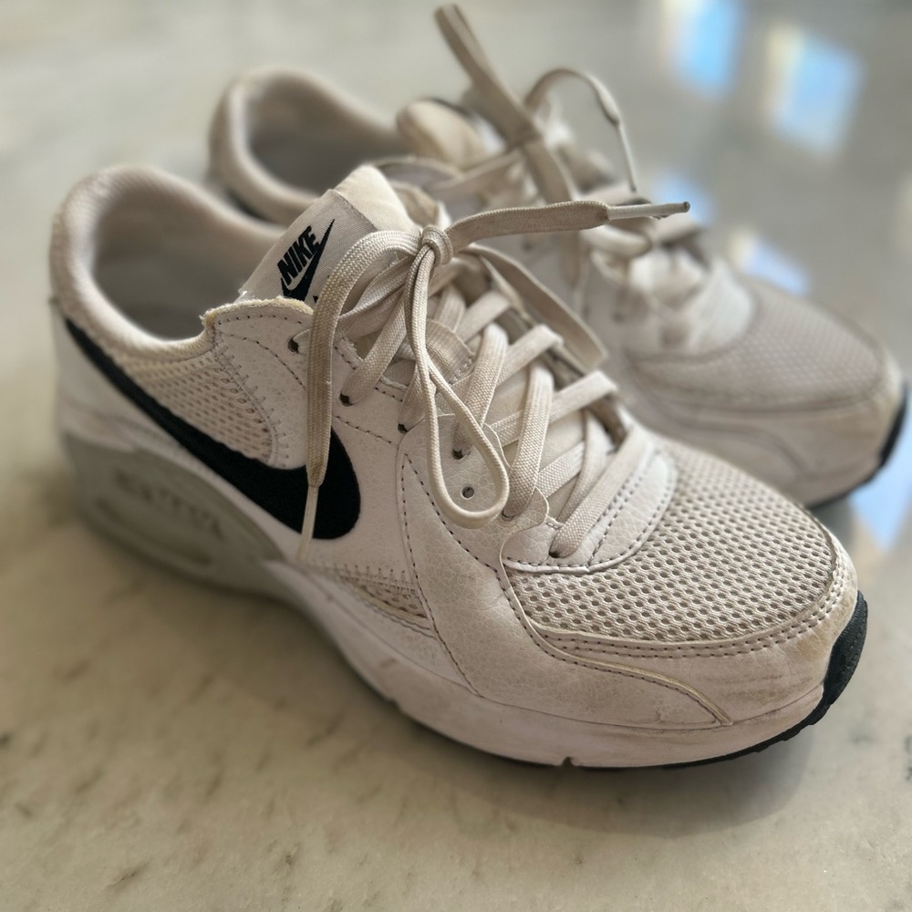 Women’s NIKE Air Max size 6
